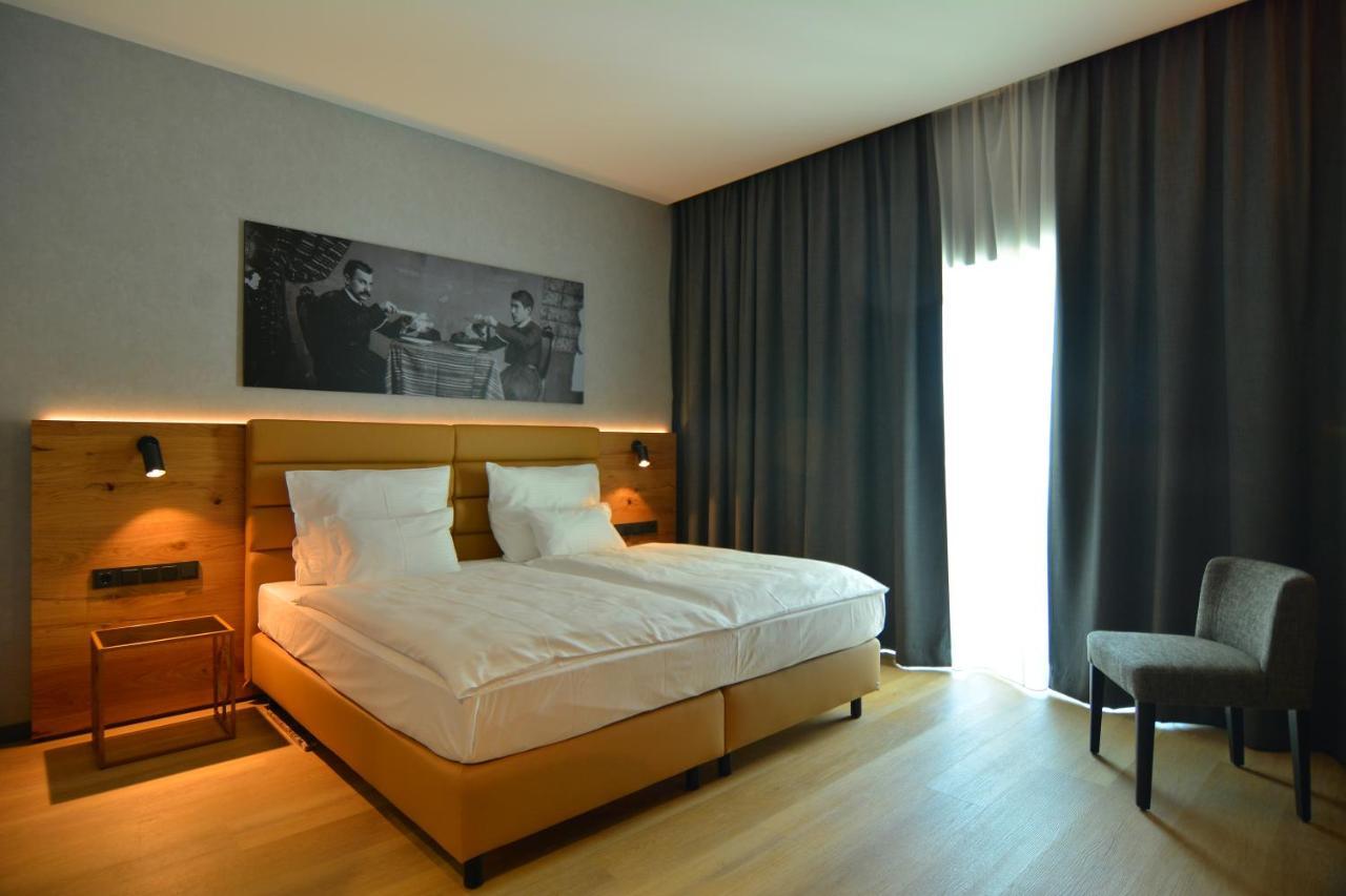 Mk Hotel Tirana Rinas Exterior photo A room at the Hotel de la Poste